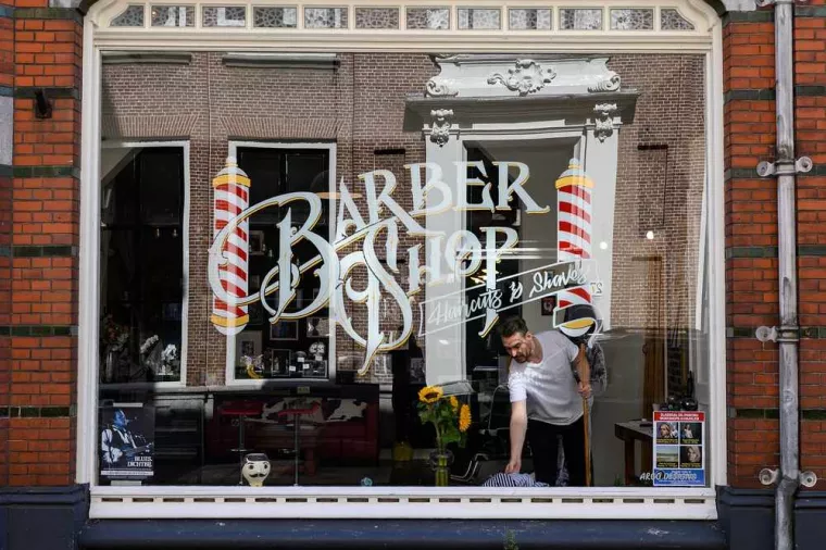 Poser une vitrophanie sur une vitrine d'un coiffeur, Feurs, A POSE IT !
