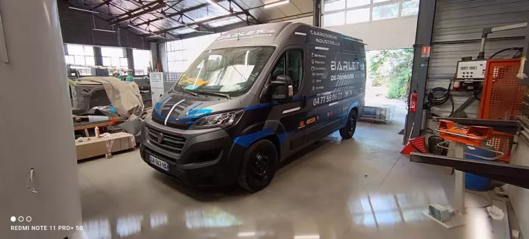 Professionnel pour marquage de véhicule utilitaire avec logo et slogan en couleur, Feurs, A POSE IT !