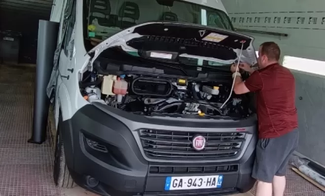 Professionnel pour marquage de véhicule utilitaire avec logo et slogan en couleur, Feurs, A POSE IT !