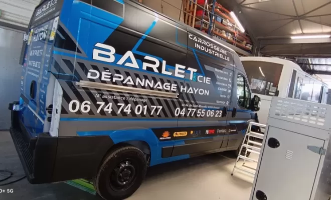 Professionnel pour marquage de véhicule utilitaire avec logo et slogan en couleur, Feurs, A POSE IT !